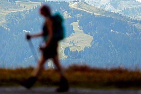Téléchargez les photos : Alpes françaises. Massif du Mont Blanc. Silhouette d'un Walker sur un chemin en été. Saint-Gervais. France. - en image libre de droit