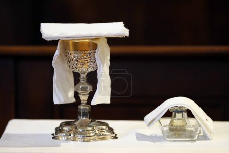 Téléchargez les photos : Église catholique. Table eucharistique. Calice. Sallanches. France. - en image libre de droit