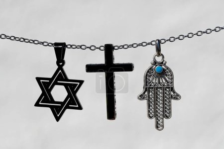 Foto de Símbolos religiosos. Cristianismo, Islam, Judaísmo 3 religiones monoteístas. Diálogo interreligioso. - Imagen libre de derechos