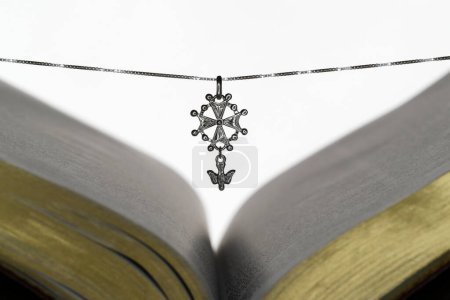 Foto de La Biblia abierta y la cruz hugonote, un símbolo popular de la fe reformada evangélica. Francia. - Imagen libre de derechos