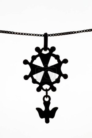 Foto de La cruz hugonote, símbolo popular de la fe reformada evangélica. Francia. - Imagen libre de derechos