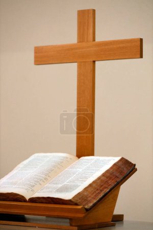 Foto de Iglesia protestante. Abrir la vieja biblia y la cruz de madera. - Imagen libre de derechos