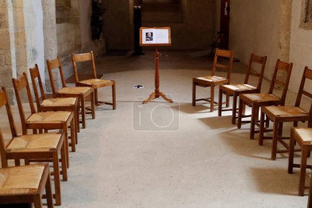 Foto de Iglesia de la Abadía Romainmotier. Capilla Saint Michel con sillas vacías. Suiza. - Imagen libre de derechos