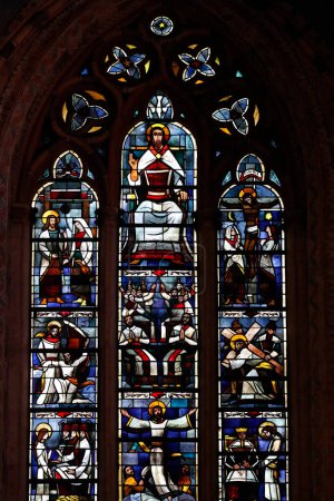 Foto de Iglesia de la Abadía Romainmotier. Vidriera. La vida de Cristo. Suiza. - Imagen libre de derechos