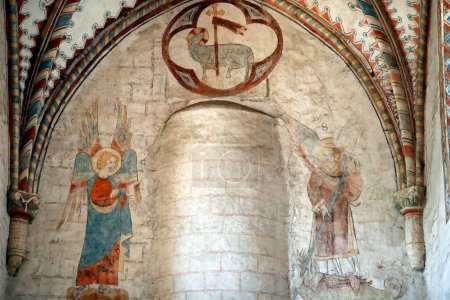 Foto de Iglesia de la Abadía Romainmotier. Ángeles, fresco en las paredes de la nave de la iglesia y decoración de la bóveda, siglo XI. Suiza. - Imagen libre de derechos