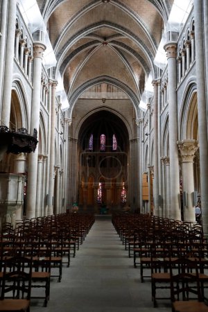 Téléchargez les photos : Cathédrale Notre Dame de Lausanne. La nef. Voûte gothique de côtes. Suisse. - en image libre de droit