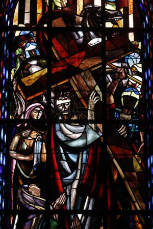 Foto de Catedral de Notre Dame de Lausana. Vidriera. Pasión de Cristo. Jesús se encuentra con la mujer de Jerusalén. Suiza. - Imagen libre de derechos