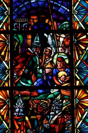Foto de Catedral de Notre Dame de Lausana. Vidriera. Natividad. Adoración del Niño Jesús por los tres Reyes Magos. Suiza. - Imagen libre de derechos