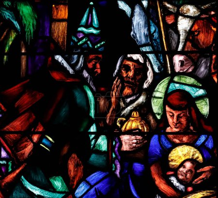 Foto de Catedral de Notre Dame de Lausana. Vidriera. Natividad. Adoración del Niño Jesús por los tres Reyes Magos. Suiza. - Imagen libre de derechos