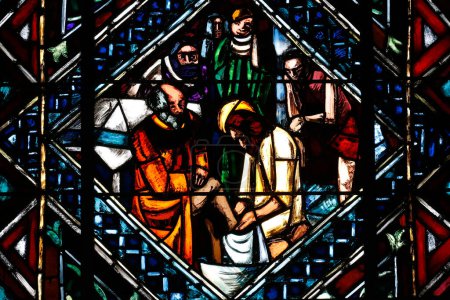 Foto de Catedral de Notre Dame de Lausana. Vidriera. Cristo lavando los pies de los apóstoles por Charles Clement. Suiza. - Imagen libre de derechos