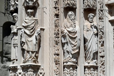 Foto de Catedral de Notre Dame de Lausana. Portal Montfalcon. Estatuas. Suiza. - Imagen libre de derechos