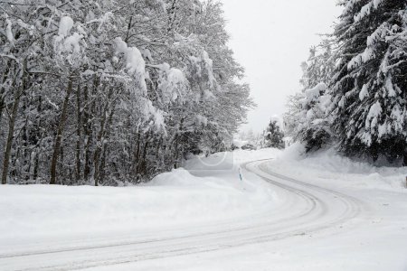 Alpes franceses en invierno. Moutain carretera bajo la nieve. Saint-Gervais. Francia. 