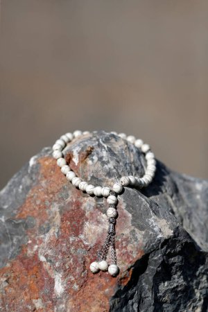 Téléchargez les photos : Perles de prière (misbaha) sur un rocher. Jebel Jais. Émirats arabes unis - en image libre de droit