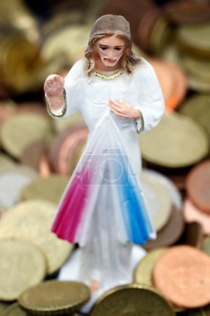 Téléchargez les photos : La finance catholique et le concept d'économie. Jésus et pièces en euros. - en image libre de droit