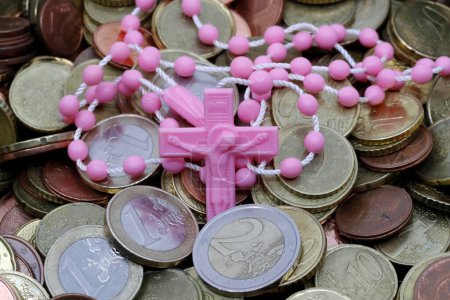 Téléchargez les photos : Concept catholique de finance et d'économie avec chapelet et pièces en euros. - en image libre de droit