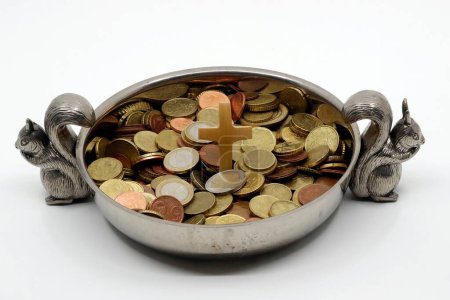Téléchargez les photos : Concept catholique de finance et d'économie avec croix chrétienne et pièces en euros. - en image libre de droit