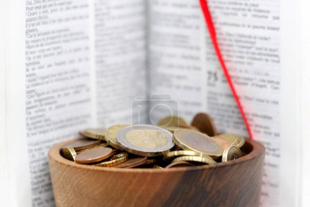 Téléchargez les photos : Concept catholique de finance et d'économie avec des pièces en euros bibles. - en image libre de droit
