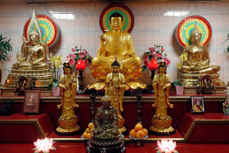 Foto de Templo taoísta chino de Teochew. Altar mayor con estatuas de Buda. Francia. - Imagen libre de derechos