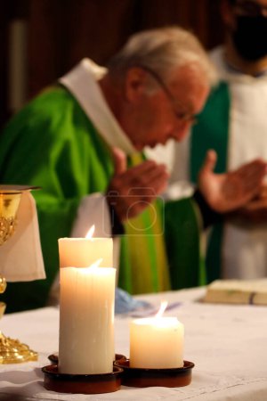 Téléchargez les photos : Église catholique. Messe catholique. France. - en image libre de droit