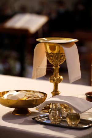 Téléchargez les photos : Église catholique. Table eucharistique. Messe catholique. France. - en image libre de droit