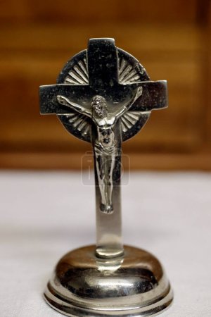 Téléchargez les photos : Sacristie de l'église catholique. Crucifix. France. - en image libre de droit