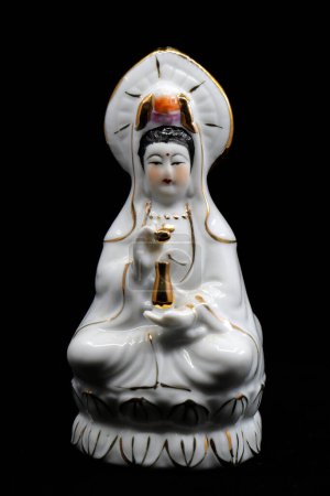 Téléchargez les photos : Quan Am, le bodhisattva de la compassion. Statue. - en image libre de droit
