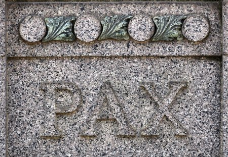 Téléchargez les photos : Cimetière monumental. Pax sur une pierre tombale. Milan. Italie. - en image libre de droit