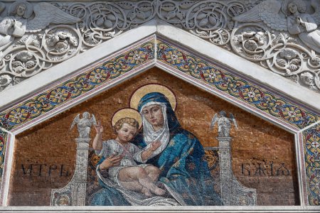 Foto de Mosaico de la Virgen María con el Niño en la fachada de la Iglesia Ortodoxa de San Spyridon. Trieste. Italia. - Imagen libre de derechos