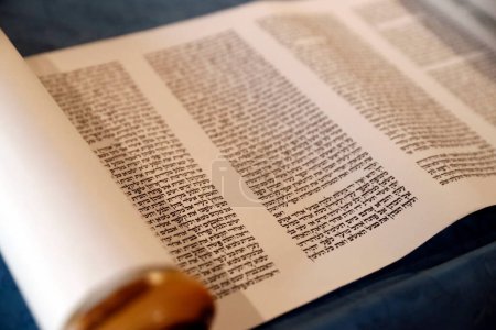 Téléchargez les photos : Rouleau de la Torah utilisé dans le rituel de la lecture de la Torah pendant les prières juives. Italie. - en image libre de droit