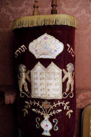 Foto de Interior de la Sinagoga Tomar. La Torá se desplaza en el arca. Tomar. Portugal. - Imagen libre de derechos
