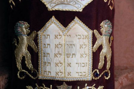 Téléchargez les photos : Intérieur de la synagogue Tomar. Torah fait défiler dans l'arche. Tomar. Portugal. - en image libre de droit