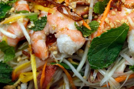 Foto de Cocina asiática. Cocina vietnamita. Ensalada de papaya verde fresca. - Imagen libre de derechos