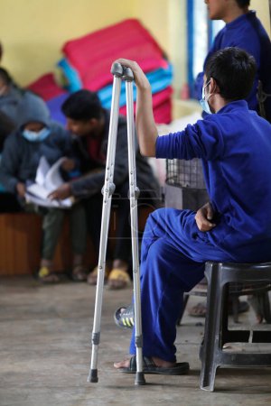 Foto de Joven discapacitado. Centro de rehabilitación para niños de la calle. Katmandú. Nepal. - Imagen libre de derechos