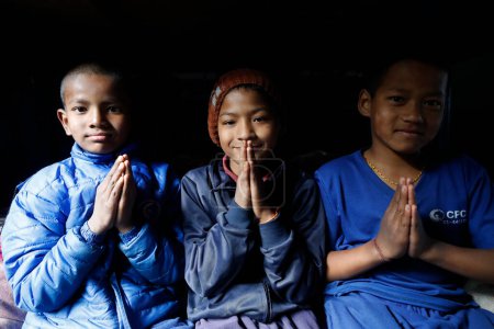 Foto de Centro de rehabilitación para niños de la calle. Un grupo de chicos. Charikot. Nepal. - Imagen libre de derechos