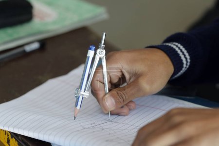 Téléchargez les photos : L'école primaire. Salle de classe. J'écris des élèves sur un cahier. Gros plan. Népal. - en image libre de droit