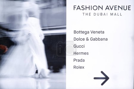 Téléchargez les photos : Dubai Mall, le plus grand centre commercial au monde avec 1200 boutiques, fait partie du complexe Burj Khalifa. Fashion Avenue. Dubai. Émirats arabes unis. - en image libre de droit