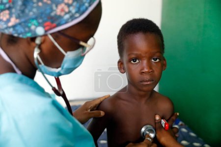 Téléchargez les photos : Hôpital africain. Unité pédiatrique. Consultation médicale. Bénin. - en image libre de droit