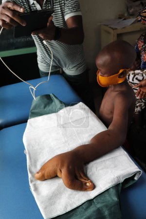 Téléchargez les photos : Hôpital africain. Unité pédiatrique. Consultation médicale. Bénin. - en image libre de droit