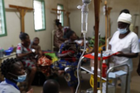 Téléchargez les photos : Hôpital africain. Unité pédiatrique. Infirmière Bénin. - en image libre de droit