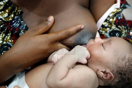 Foto de Hospital africano. Sala de maternidad. Bebé prematuro recién nacido. Benín. - Imagen libre de derechos