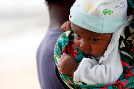 Téléchargez les photos : Maman ! Mère avec son bébé. Bénin. - en image libre de droit