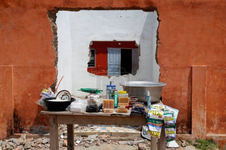 Téléchargez les photos : Maison abandonnée en ruines. Bénin. - en image libre de droit
