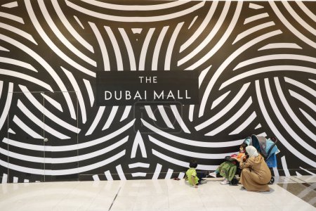 Téléchargez les photos : Dubai Mall, le plus grand centre commercial au monde avec 1200 boutiques, fait partie du complexe Burj Khalifa. Dubai. Émirats arabes unis. - en image libre de droit