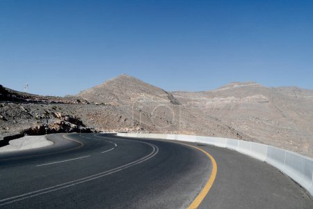 Téléchargez les photos : Desert Road à Jebel Jais Mountain. Émirats arabes unis. - en image libre de droit