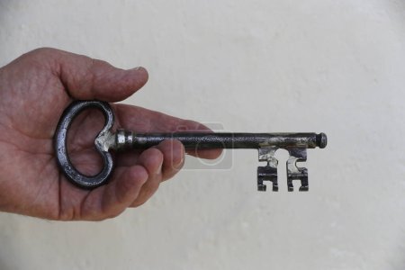 Téléchargez les photos : Main tenant une vieille clé
. - en image libre de droit