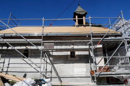 Téléchargez les photos : Chapelle baroque La Combe en cours de rénovation. France. - en image libre de droit