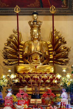 Foto de Templo budista Ba Vang. Mil brazos Avalokitesvara, el Bodhisattva de la compasión o diosa de la Misericordia. Uong Bi. Vietnam. - Imagen libre de derechos