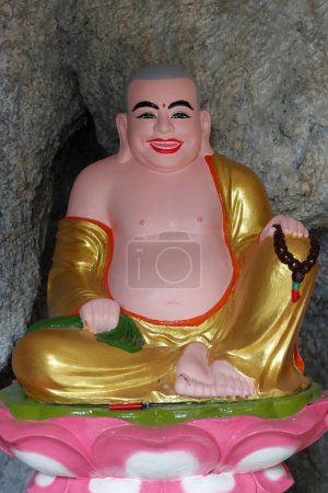 Téléchargez les photos : Long temple bouddhiste duc. Bouddha souriant ou grande statue heureuse de Bouddha Maitreya. Tan Chau. Viêt Nam. - en image libre de droit