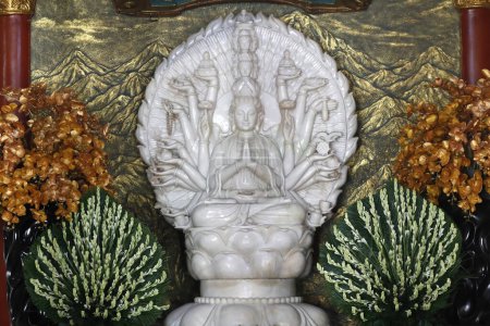 Foto de Thien Quang Co Tu templo budista. Mil brazos Avalokitesvara, el Bodhisattva de la compasión o diosa de la Misericordia. Tan Chau. Vietnam. - Imagen libre de derechos