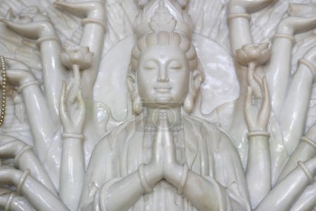 Foto de Thien Quang Co Tu templo budista. Mil brazos Avalokitesvara, el Bodhisattva de la compasión o diosa de la Misericordia. Tan Chau. Vietnam. - Imagen libre de derechos